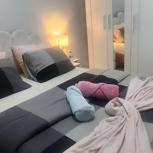 Chachino -5 Mins Walk To Train & Bus Station Apartamento