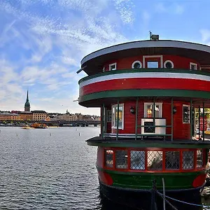 Den Roeda Baten Hotel en barco Estocolmo